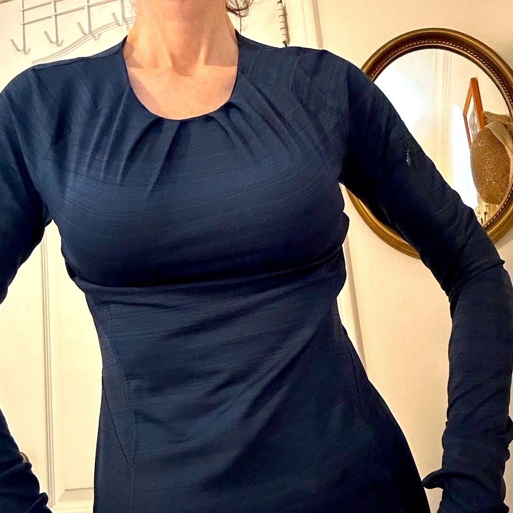 ATHLETA TOP W/THUMBHOLES SOFT Like new